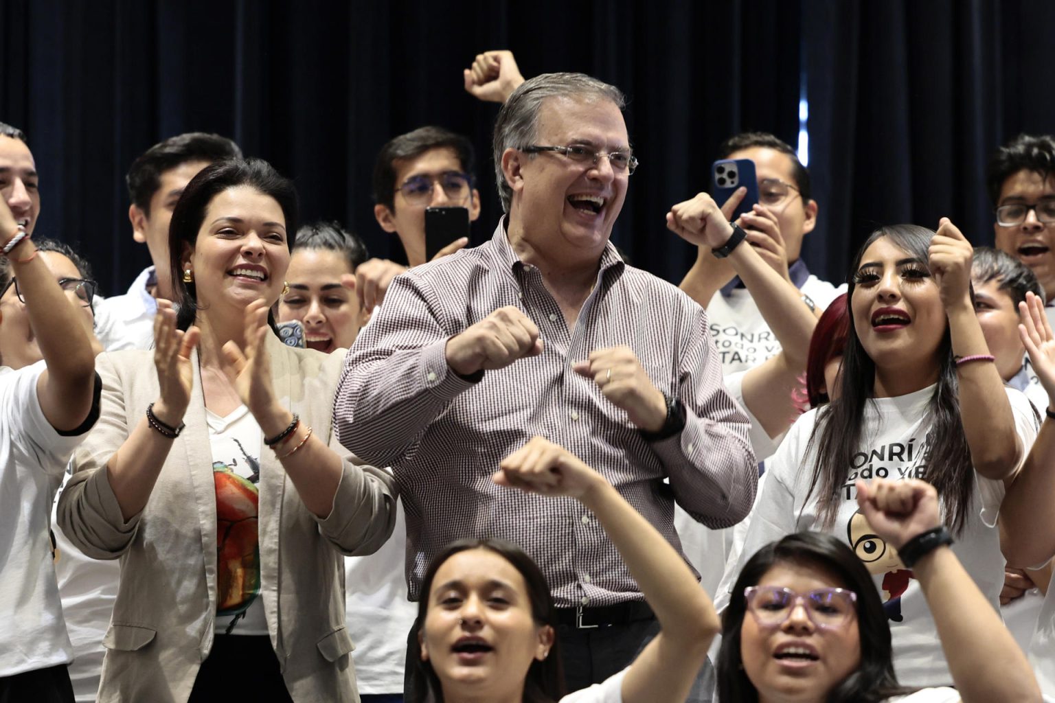 El excanciller mexicano Marcelo Ebrard y su esposa, Rosalinda Bueso (i), sonríen junto a jóvenes durante un acto de campaña en Ciudad de México (México). Imagen de archivo. EFE/José Méndez