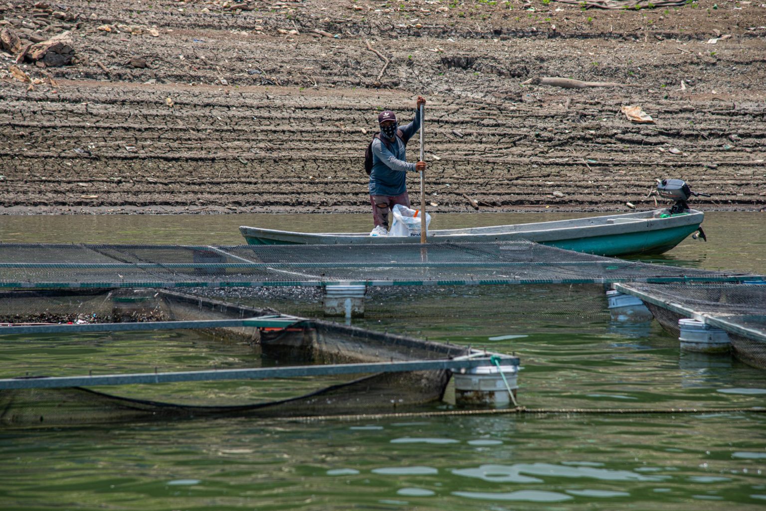 Vista general donde se observa el bajo nivel de agua en la presa Malpaso, el 19 de junio de 2023, en el municipio de Tecpatán, en Chiapas (México). EFE/Carlos López