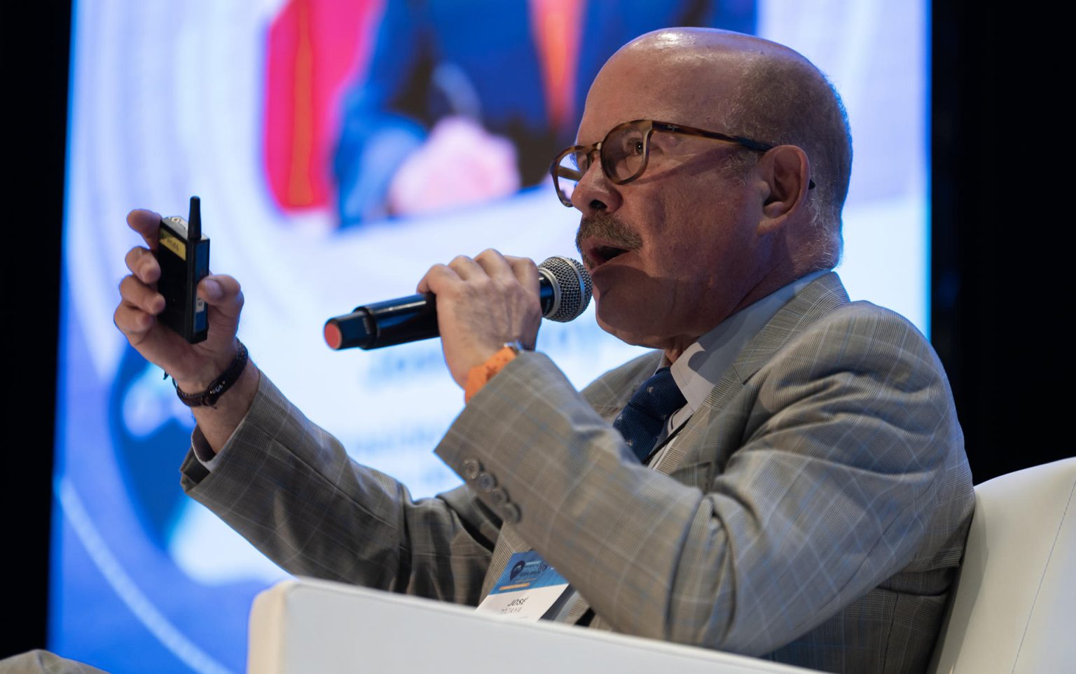 El presidente de la Asociación de la Industria Automotriz (AMIA), José Zozaya, habla durante el foro de “America's Mobility of the Future”, hoy, en las instalaciones de Cintermex en la ciudad de Monterrey, Nuevo León (México). EFE/Miguel Sierra