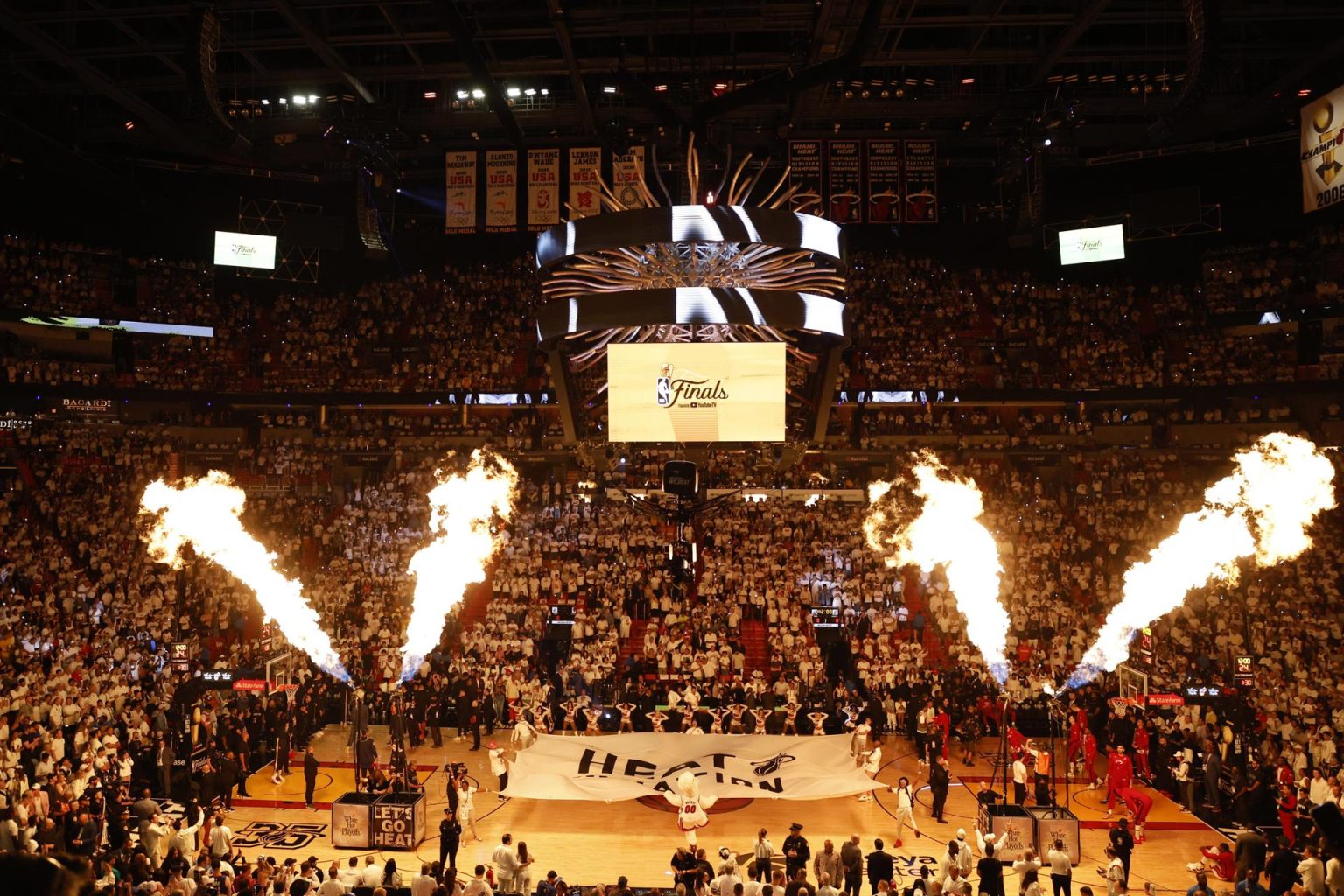 Presentaciones previas al tercer partido de las Finales NBA entre Denver Nuggets y Miami Heat, en Miami, Florida (EE.UU.), este 7 de junio de 2023. EFE/EPA/Rhona Wise