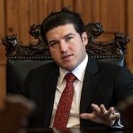 El gobernador del estado de Nuevo León, Samuel García, habla durante una entrevista con EFE el 6 de junio de 2023, en el Palacio de Gobierno en Monterrey (México). EFE/Miguel Sierra