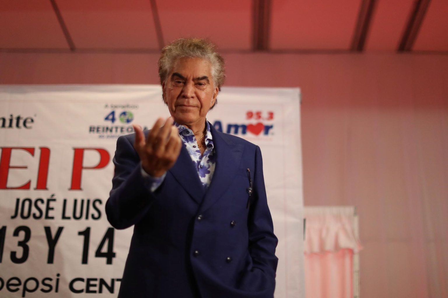 El cantante venezolano José Luis Rodríguez "El Puma" posa hoy durante una rueda de prensa en Ciudad de México (México). EFE/Sáshenka Gutiérrez