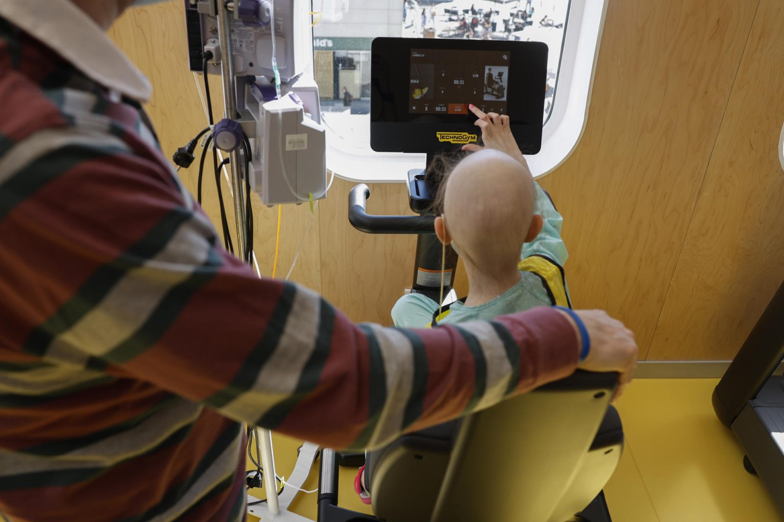 Fotografía de archivo de un paciente con cáncer durante el tratamiento de quimioterapia. EFE/ J.J.Guillén