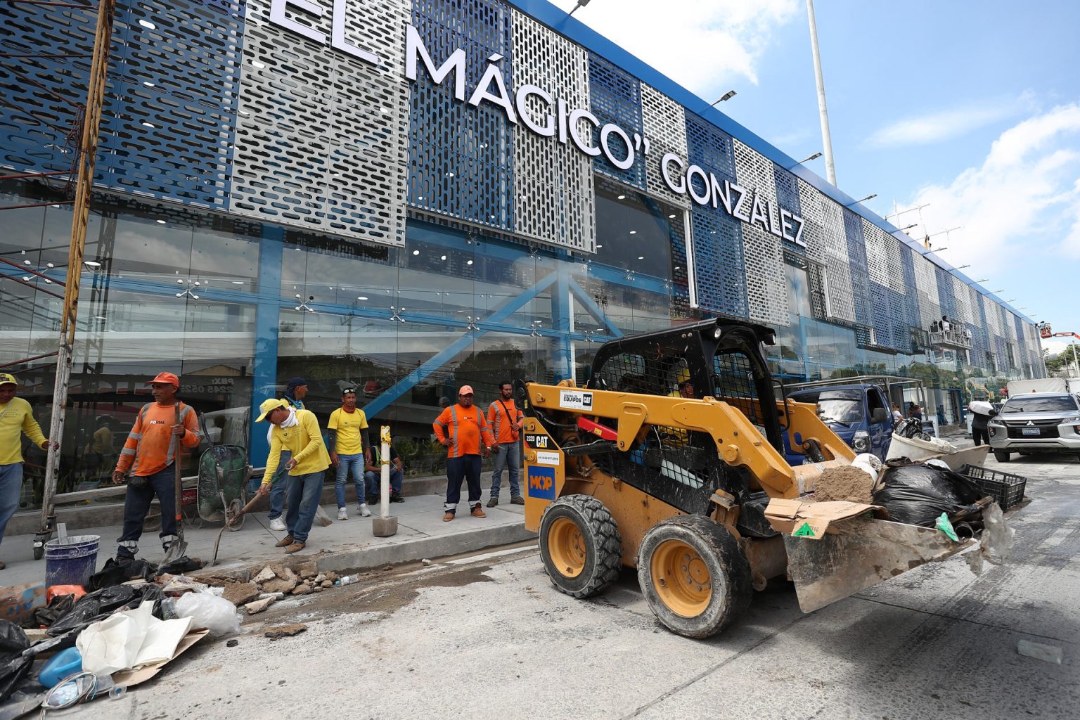 Trabajadores fueron registrado este viernes, 23 de junio, al ultimar detalles del estadio Jorge “Mágico” González para la inauguración de los Juegos Centroamericanos y del Caribe, en San Salvador (El Salvador). EFE/José Jácome