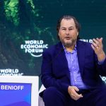 Fotografía de archivo del 18 de enero de 2023 cedida por el Foro Económico Mundial donde aparece el director ejecutivo de la empresa Salesforce, Marc Benioff, mientras habla durante la sesión "Liderando la carga a través de la nueva normalidad de la Tierra" en la reunión anual del Foro Económico Mundial 2023 en Davos-Klosters, Suiza. EFE/Jakob Polacsek/Foro Económico Mundial /SOLO USO EDITORIAL/SOLO DISPONIBLE PARA ILUSTRAR LA NOTICIA QUE ACOMPAÑA (CRÉDITO OBLIGATORIO)