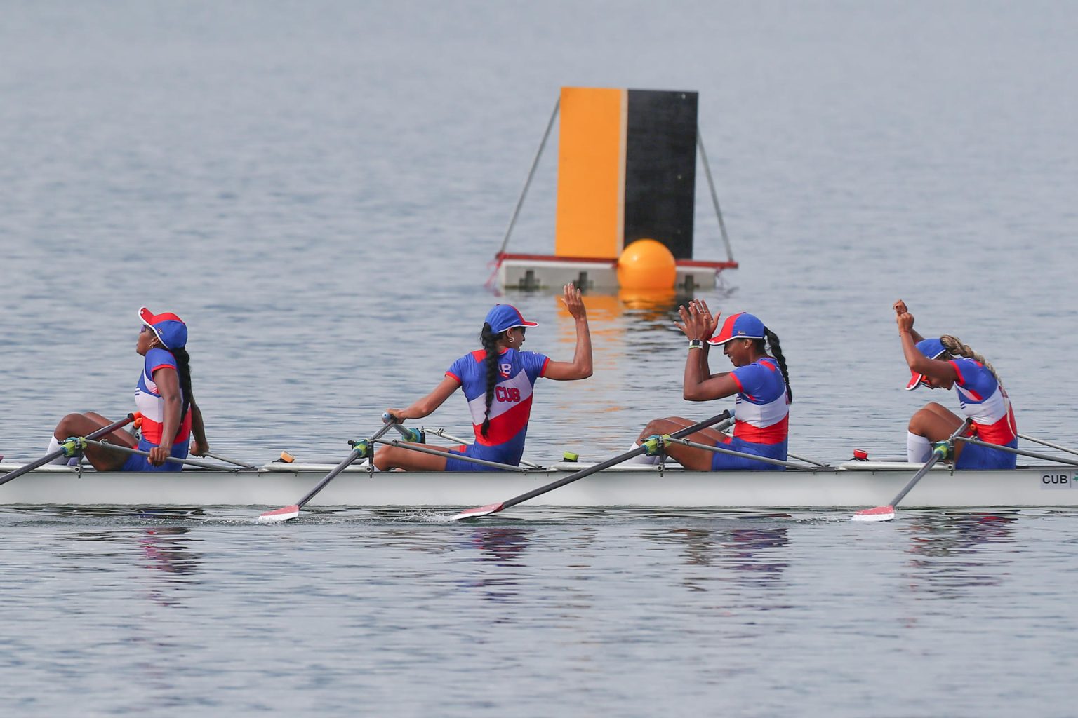 Las remeras cubanas (de i a d) Yariulvis Cobas, Milena Venega, Ana Jiménez y Natalie Morales fueron registradas este martes, 26 de junio, al celebrar la obtención de la medalla de oro de la prueba cuatro scull del remo femenino de los Juegos Centroamericanos y del Caribe 2023, en San Salvador (El Salvador). EFE/José Jácome