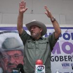 Fotografía de archivo del 5 de abril de 2021, donde se observa al fundador de los civiles Grupos de Autodefensas, Hipólito Mora, durante un acto protocolario en la ciudad de Morelia, en Michoacán (México). EFE/ Ivan Villanueva