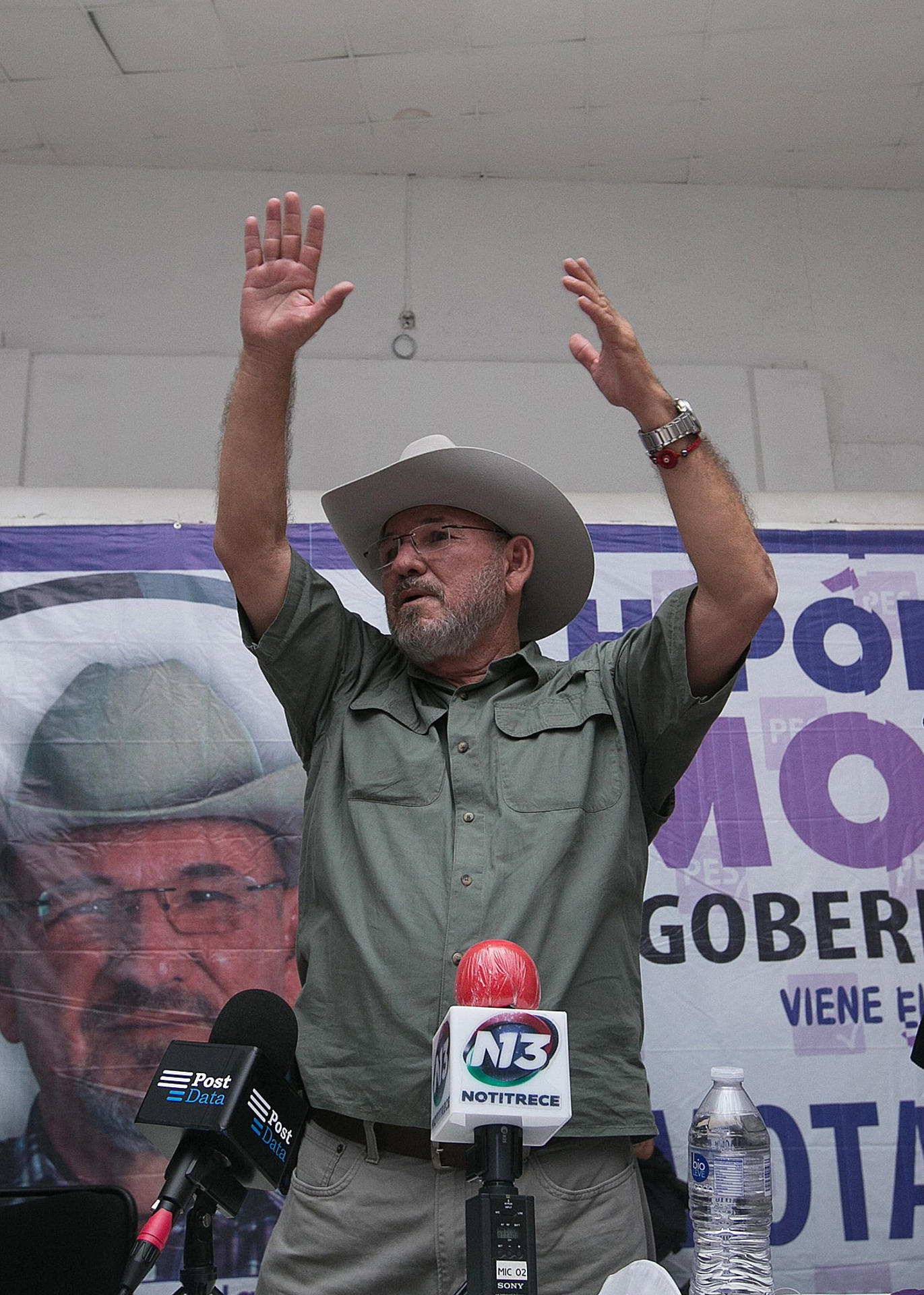 Fotografía de archivo del 5 de abril de 2021, donde se observa al fundador de los civiles Grupos de Autodefensas, Hipólito Mora, durante un acto protocolario en la ciudad de Morelia, en Michoacán (México). EFE/ Ivan Villanueva