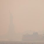 Registro general este miércoles, 7 de junio, de una silueta difusa de la Estatua de la Libertad, escondida bajo una capa de humo proveniente de los incendios forestales en Canadá, en State Island (NY, EE.UU.). EFE/Justin Lane