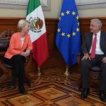 Fotografía cedida hoy por la Presidencia de México del mandatario mexicano, Andrés Manuel López Obrador (d), y la presidenta de la Comisión Europea (CE), la alemana Ursula von der Leyen (i), durante una reunión en Palacio Nacional de la Ciudad de México (México). EFE/Presidencia de México