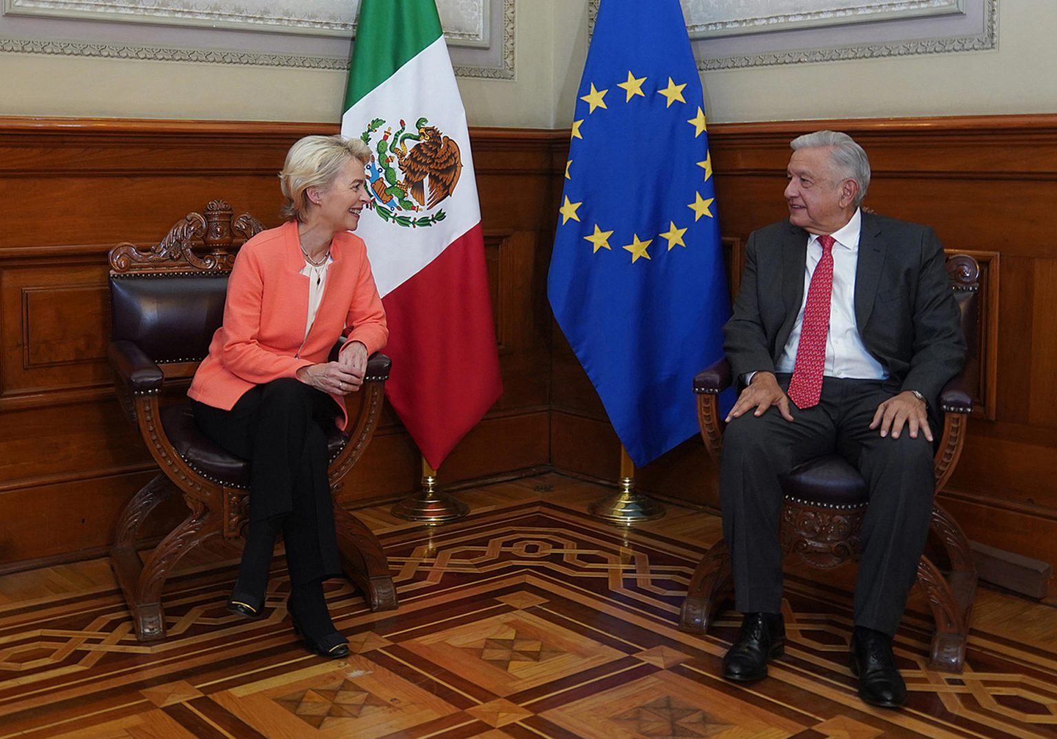 Fotografía cedida hoy por la Presidencia de México del mandatario mexicano, Andrés Manuel López Obrador (d), y la presidenta de la Comisión Europea (CE), la alemana Ursula von der Leyen (i), durante una reunión en Palacio Nacional de la Ciudad de México (México). EFE/Presidencia de México