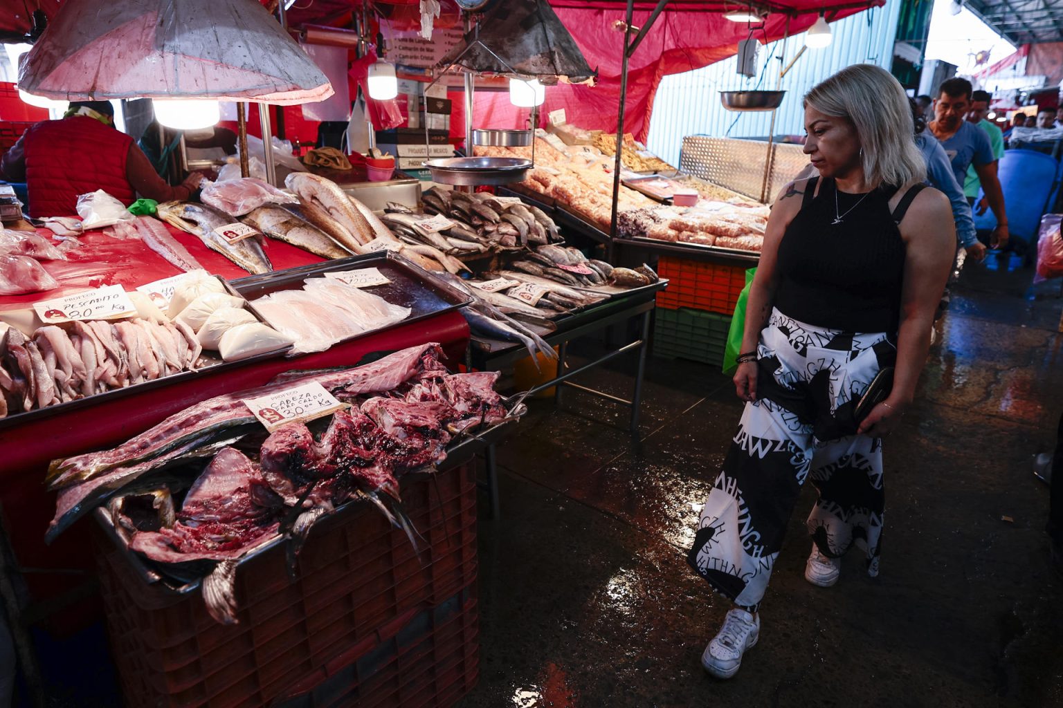 Personas compran en el mercado de pescados y mariscos en el mercado La Nueva Viga en Ciudad de México (México). Imagen de archivo. EFE/ José Méndez