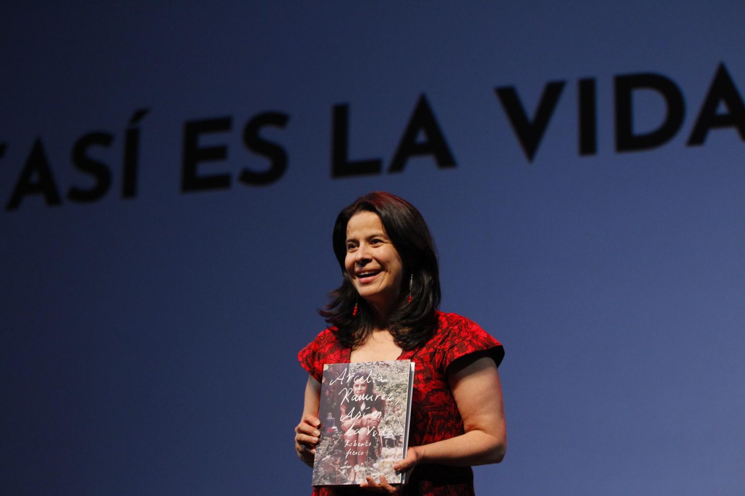 La actriz mexicana Arcelia Ramírez, muestra su libro "Así es la vida" hoy en el marco de la 38 edición del Festival Internacional de Cine de Guadalajara (FICG), en Guadalajara, en Jalisco (México). EFE/ Francisco Guasco