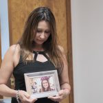 La mexicana Lili Trujillo posa con la foto de su hija, quien murió a causa de una carrera ilegal de automóviles, el 19 de mayo de 2023, en la sede de la organización Street Racing Kills, en Los Ángeles (EE.UU.). EFE/Guillermo Azábal
