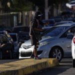 Una persona pide dinero en Santurce (Puerto Rico). Imagen de archivo. EFE/ Thais Llorca