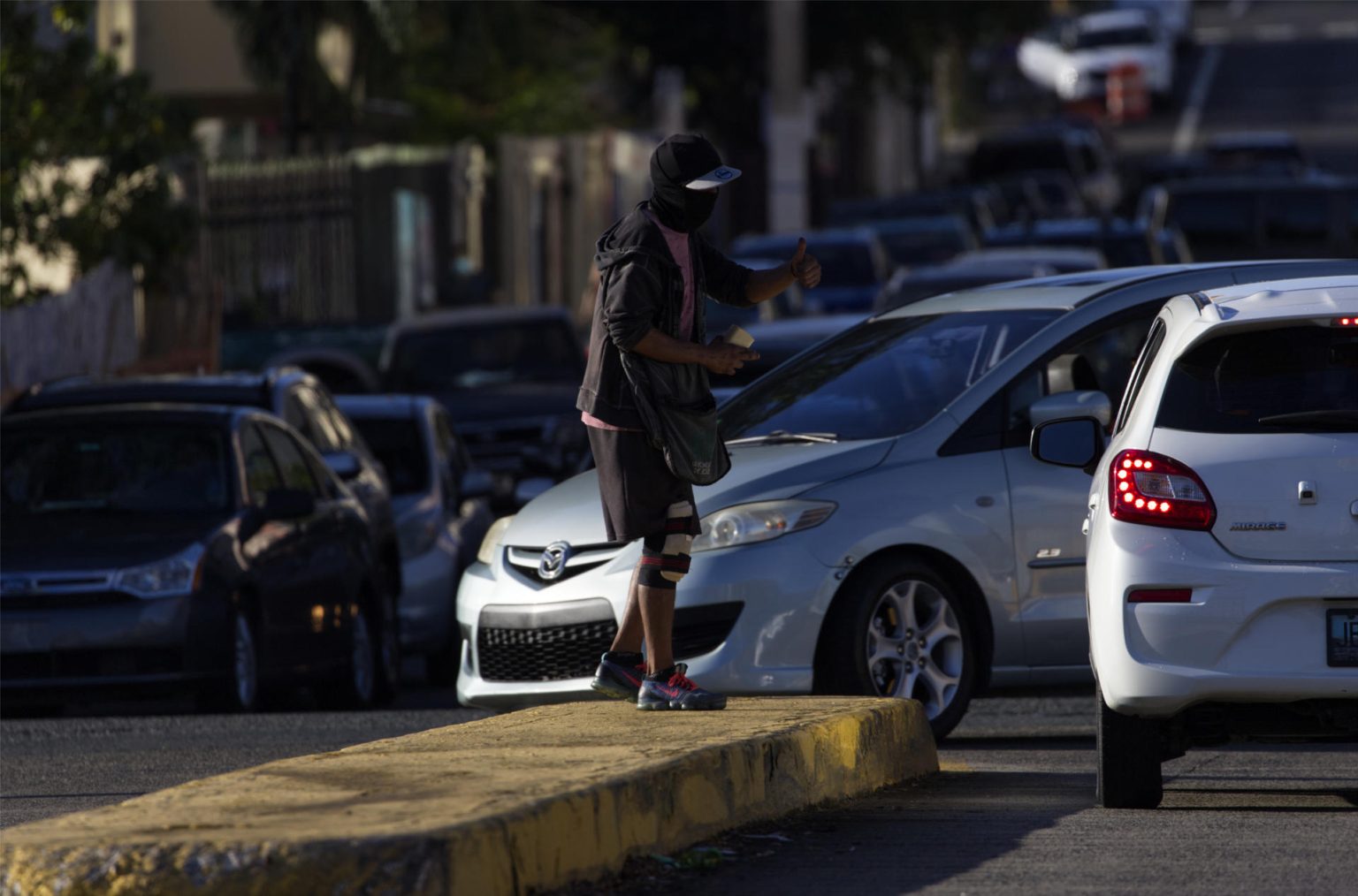 Una persona pide dinero en Santurce (Puerto Rico). Imagen de archivo. EFE/ Thais Llorca