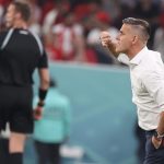 Fotografía de archivo, tomada el pasado 1 de diciembre, en la que se registró al seleccionador del equipo nacional masculino de fútbol de Canadá, el británico John Herdman, durante un partido, en Doha (Catar) EFE/Mohamed Messara