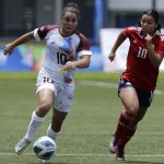 Amelie Araya (d), de Costa Rica, fue registrada este jueves, 29 de junio, al disputar un balón con Marianyela Jiménez, de Venezuela, durante un partido de la ronda preliminar de fútbol femenino de los Juegos Centroamericanos y del Caribe, en San Salvador (El Salvador). EFE/Rodrigo Sura