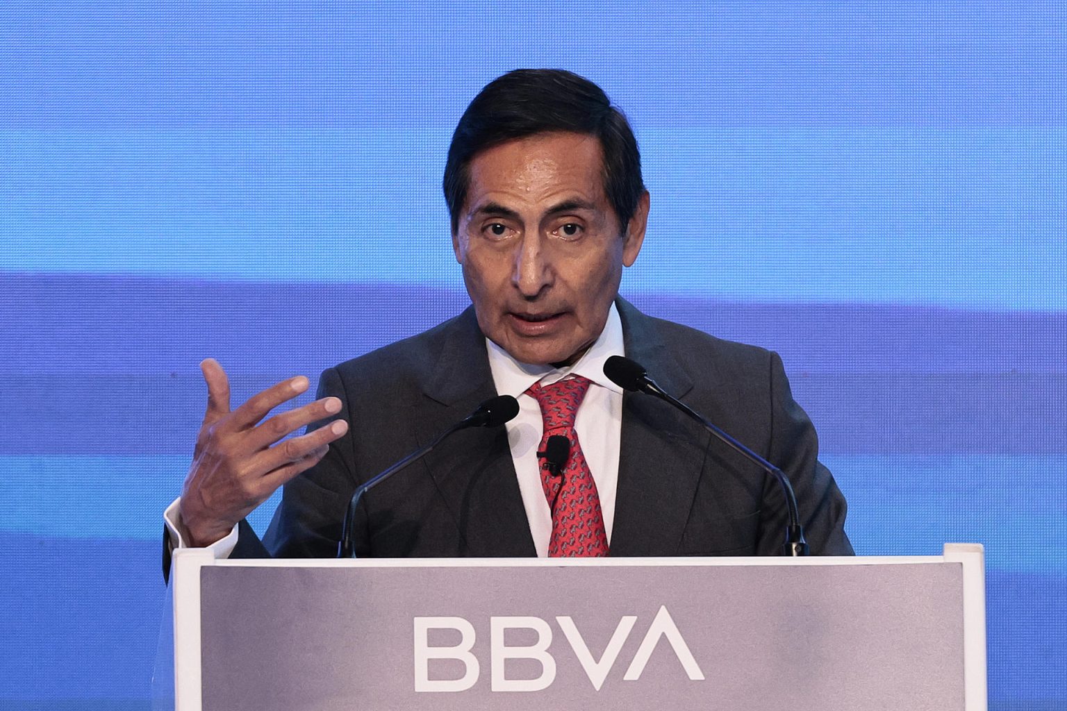 El secretario mexicano de Hacienda, Rogelio Ramírez de la O, habla durante la Reunión Nacional de Consejeros  Regionales de BBVA hoy, en Ciudad de México (México). EFE/José Méndez