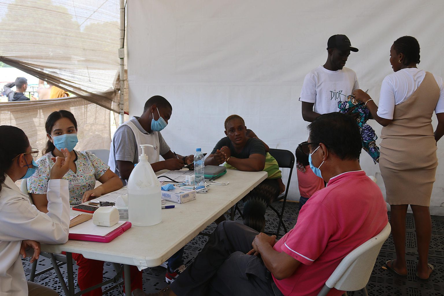 Migrantes reciben atención medica, el 12 de junio de 2023, en Tapachula, en el estado de Chiapas (México). EFE/ Juan Manuel Blanco