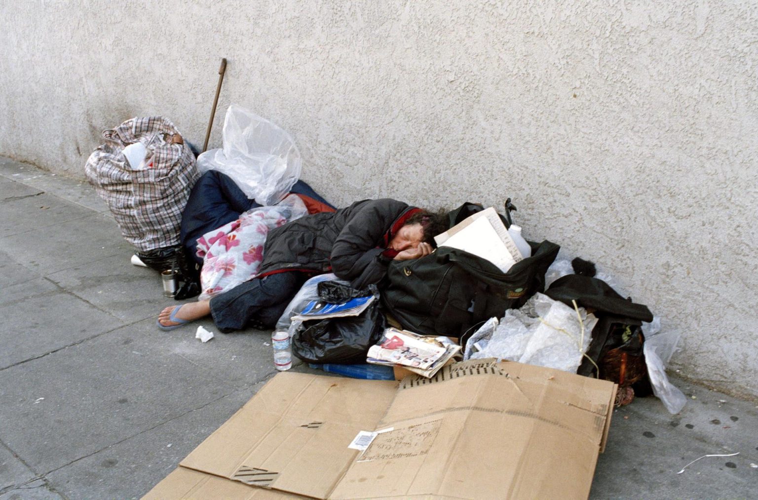 Foto de archivo de una indigente durmiendo en una calle de Los Angeles, California, EEUU. EFE/Alfredo Falvo