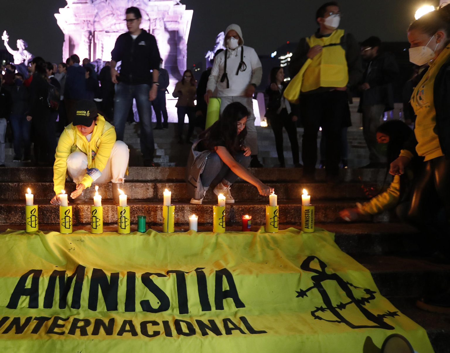 Fotografía de archivo de activistas que participan en una “velada por la paz”, en protesta contra la reforma que militariza la Guardia Nacional, en Ciudad de México (México). EFE/Mario Guzmán