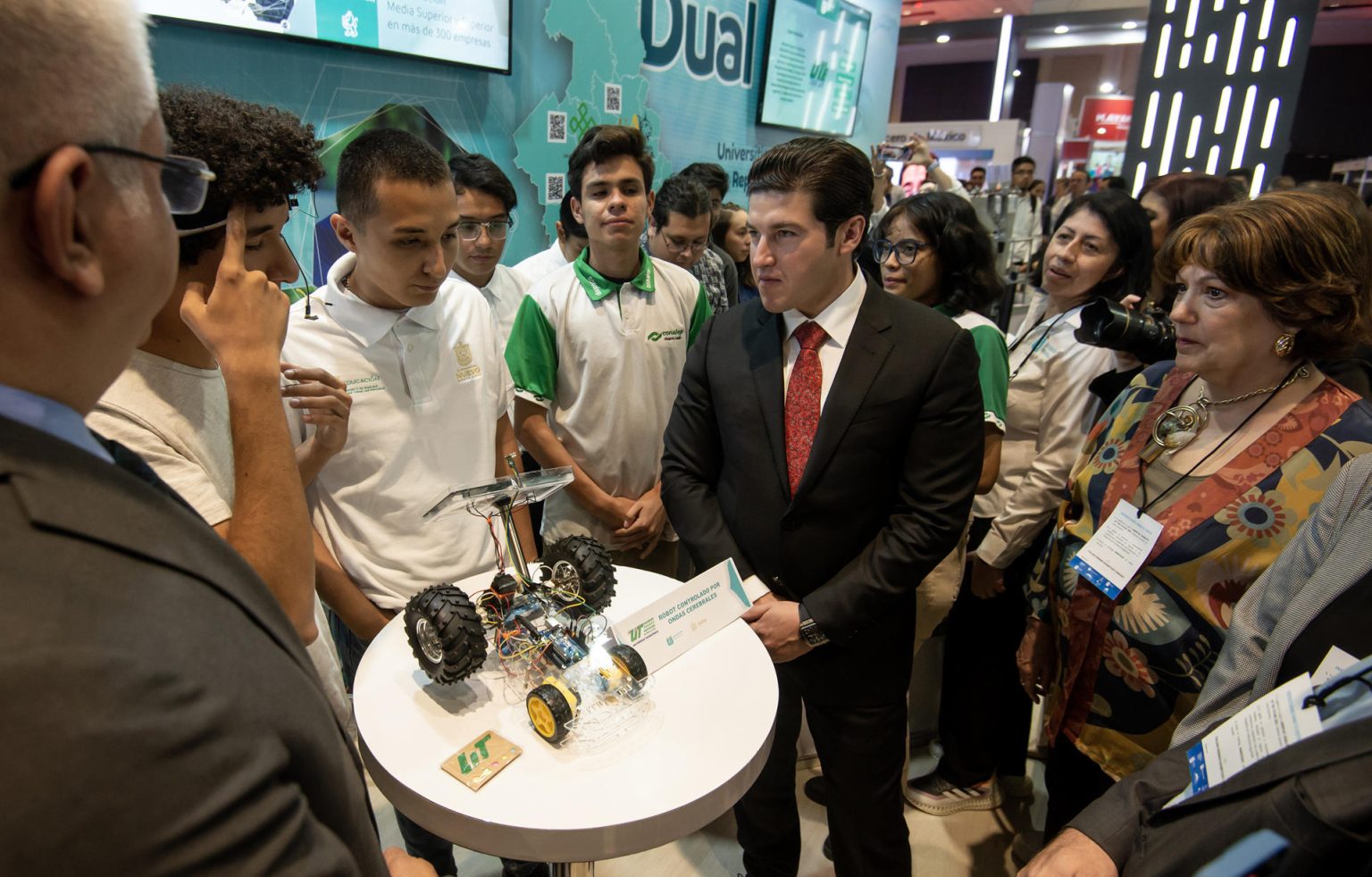 El gobernador de Nuevo León, Samuel García (c), recorre la exposición “America's Mobility of the Future”, el 6 de junio de 2023 en las instalaciones de Cintermex en Monterrey (México). EFE/Miguel Sierra