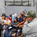 Migrantes de diferentes nacionalidades esperan en la entrada de la garita peatonal de San Ysidro para solicitar asilo a las autoridades en Tijuana (México). Imagen de archivo. EFE/Joebeth Terríquez