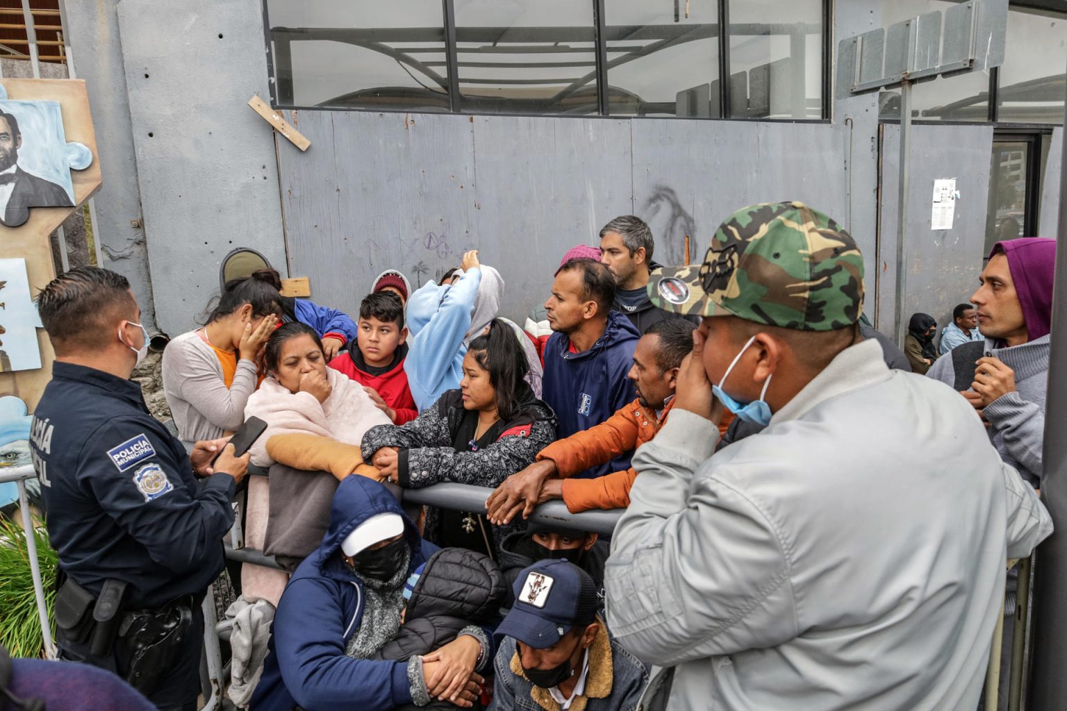 Migrantes de diferentes nacionalidades esperan en la entrada de la garita peatonal de San Ysidro para solicitar asilo a las autoridades en Tijuana (México). Imagen de archivo. EFE/Joebeth Terríquez