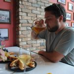 Un hombre bebe una cerveza en uno de los restaurantes de la cadena española "100 Montaditos" en su local en Lincoln Road, en Miami Beach, Florida (EE.UU.). Imagen de archivo. EFE/Antoni Belchi