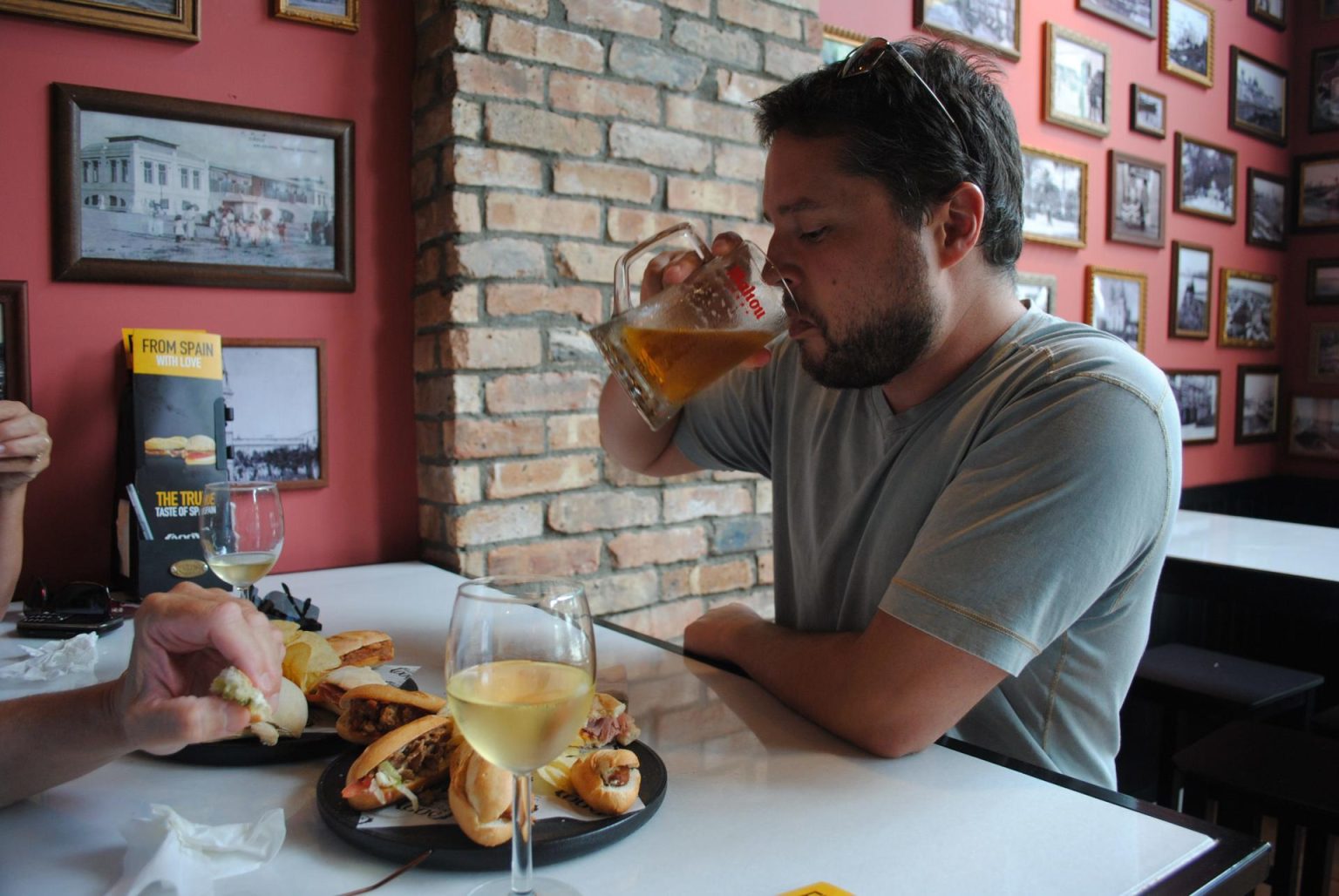 Un hombre bebe una cerveza en uno de los restaurantes de la cadena española "100 Montaditos" en su local en Lincoln Road, en Miami Beach, Florida (EE.UU.). Imagen de archivo. EFE/Antoni Belchi