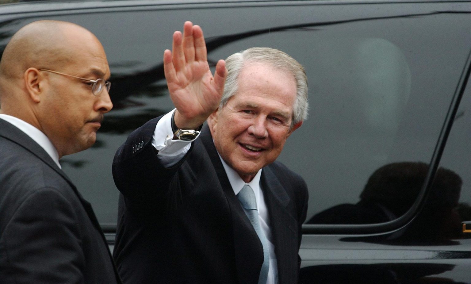 Fotografía de archivo fechada el 11 de junio de 2004 del ex candidato republicano y pastor baptista Pat Robertson durante el funeral del ex presidente de Estados Unidos Ronald Reagan, en Washington (Estados Unidos). EFE/ Justin Lane