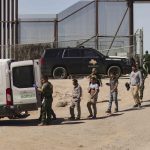 Migrantes detenidos son llevados por miembros de la Patrulla Fronteriza estadounidense a un vehículo, junto al muro fronterizo en El Paso, Texas (EE.UU). EFE/ Jonathan Fernández