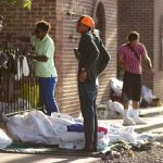 Fotografía de archivo de varios migrantes que conversan afuera de un edificio en El Paso, Texas (EEUU). EFE/Jonathan Fernández