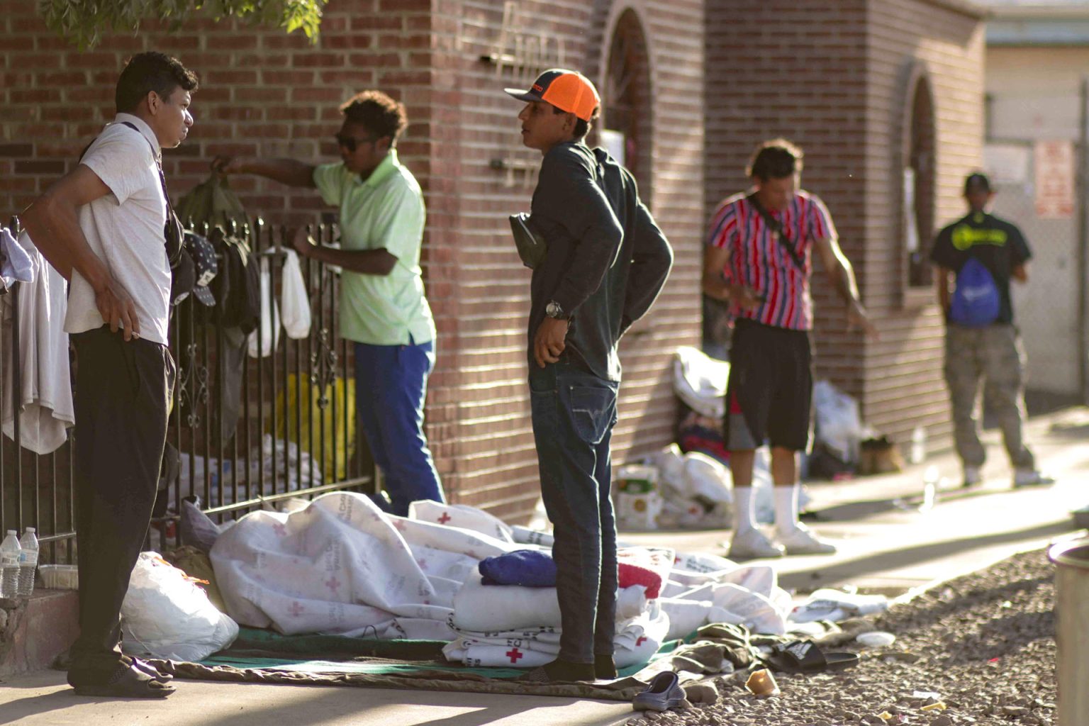 Fotografía de archivo de varios migrantes que conversan afuera de un edificio en El Paso, Texas (EEUU). EFE/Jonathan Fernández