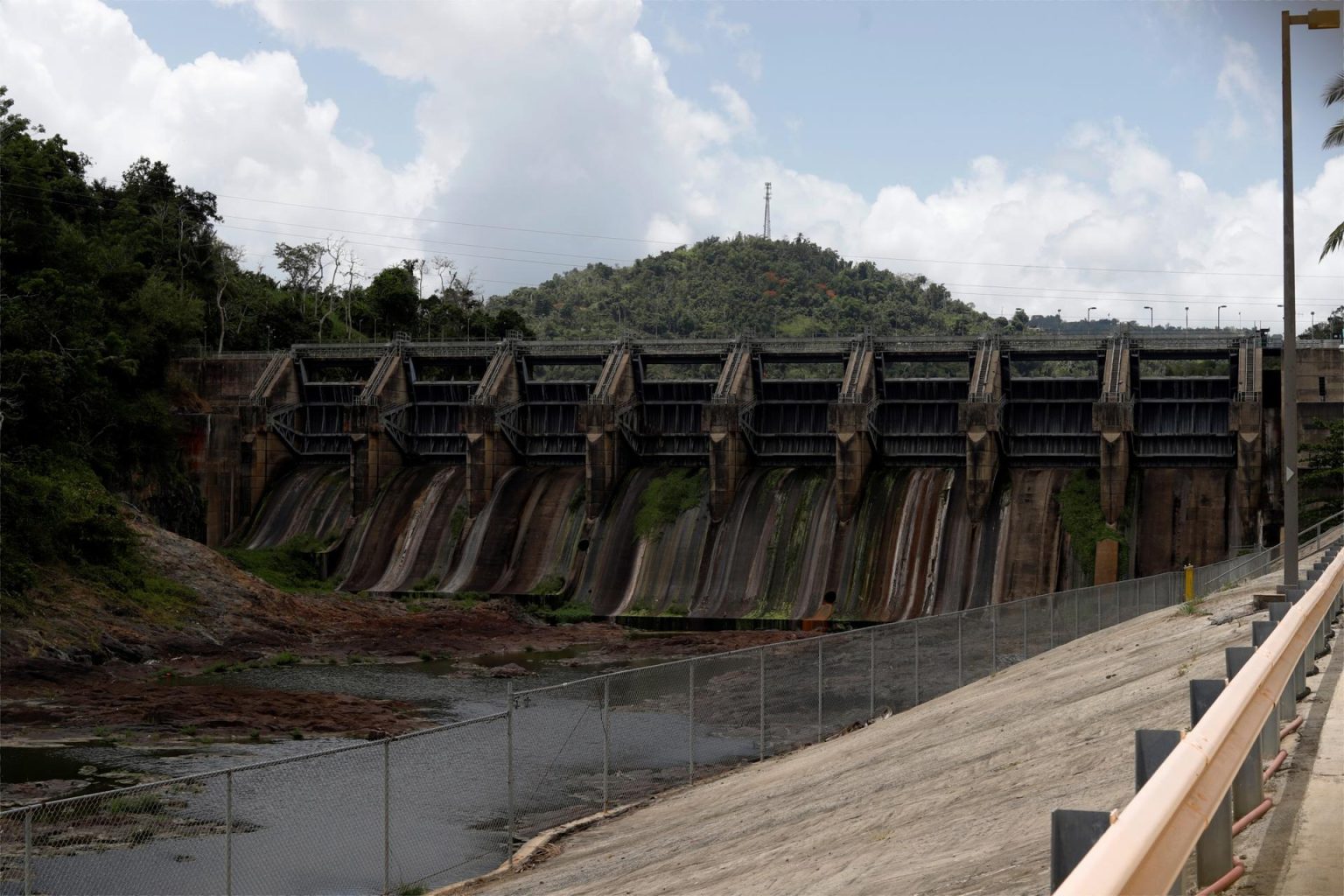 Vista del embalse de Carraízo sin agua en el pueblo de Trujillo Alto, Puerto Rico. Imagen de archivo. EFE/Thais Llorca