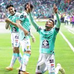 William Tesillo (i) del equipo de León, celebran un gol hoy durante el juego de la final de ida de la Liga de Campeones de la Concacaf 2022 - 2023, entre el equipo de León contra Los Ángeles FC. en el Estadio León, en Guanajuato (México). EFE/Luis Ramírez