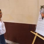 Personas visitan la exposición “Rompiendo el silencio: retratos de sobrevivientes” en la ciudad de Tapachula en el estado de Chiapas (México). EFE/Juan Manuel Blanco