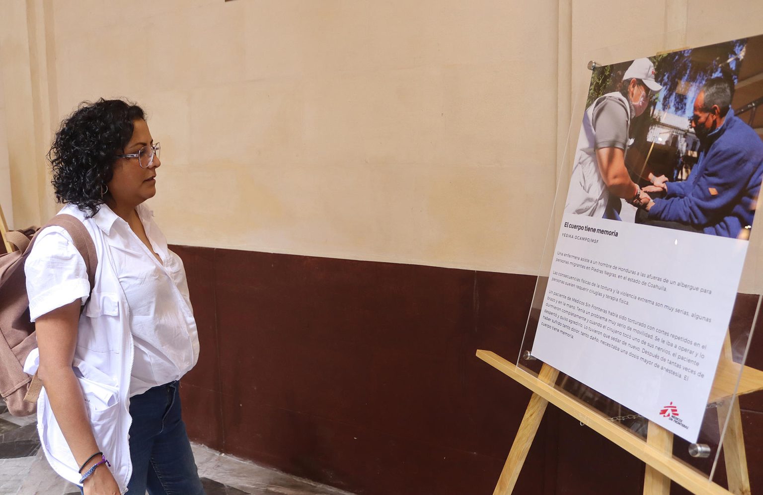 Personas visitan la exposición “Rompiendo el silencio: retratos de sobrevivientes” en la ciudad de Tapachula en el estado de Chiapas (México). EFE/Juan Manuel Blanco