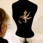 Fotografía de archivo del famoso broche "estrella de mar" diseñado por Salvador Dalí. EFE/Robert Vos