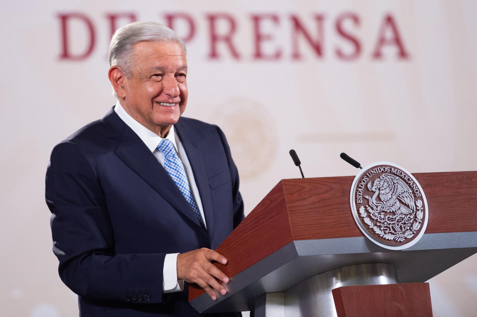 Fotografía cedida hoy por la Presidencia de México que muestra al mandatario Andrés Manuel López Obrador durante una rueda de prensa en Palacio Nacional, en Ciudad de México (México). EFE/Presidencia de México /SOLO USO EDITORIAL /SOLO DISPONIBLE PARA ILUSTRAR LA NOTICIA QUE ACOMPAÑA (CRÉDITO OBLIGATORIO)