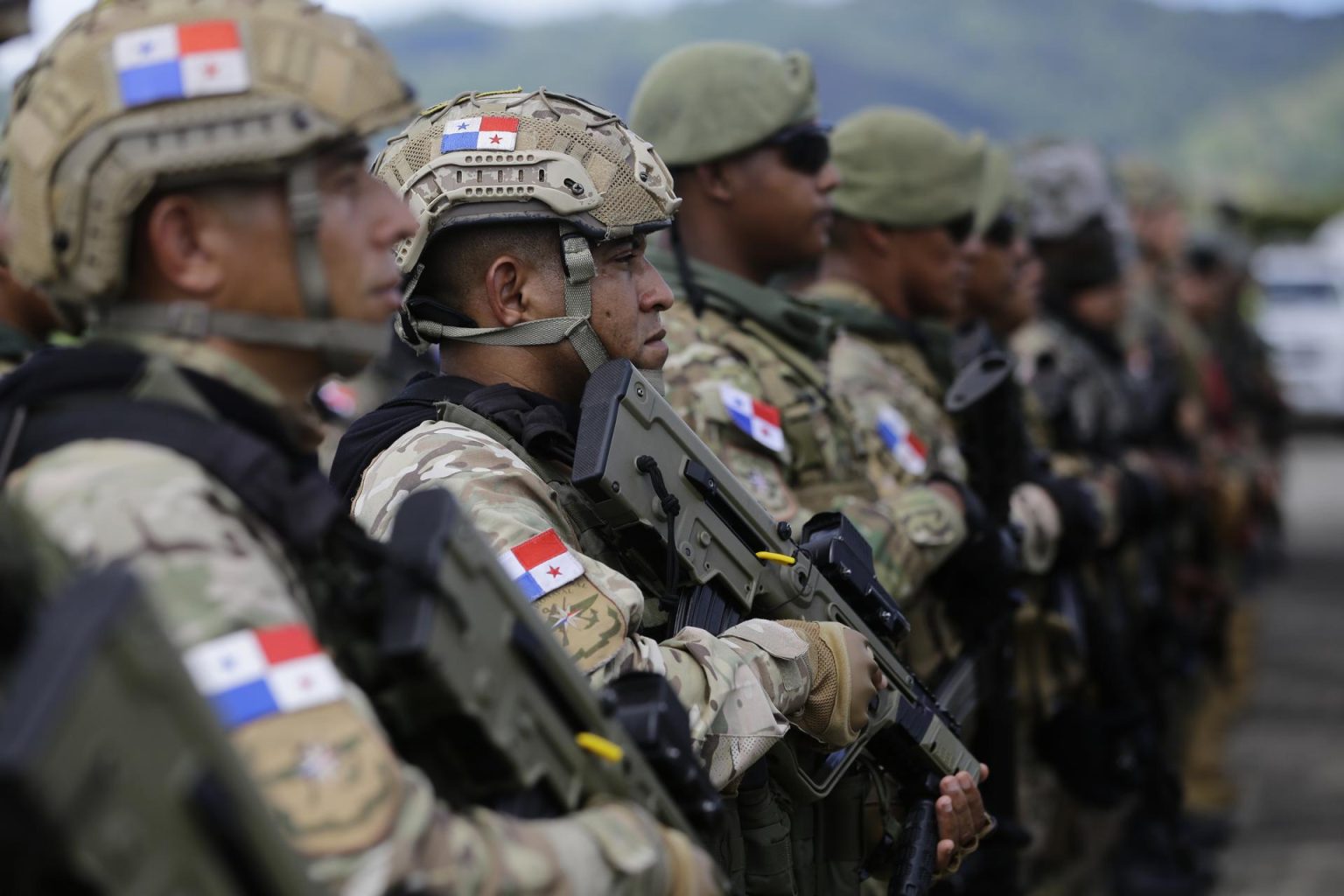 Militares forman hoy, durante el lanzamiento de una campaña para reforzar la seguridad, en el Metetí (Panamá). EFE/Carlos Lemos