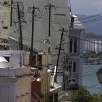 Fotografía de archivo donde se aprecia el estado del tendido eléctrico en una calle del Viejo San Juan, el casco histórico de San Juan de Puerto Rico. EFE/ Thais Llorca