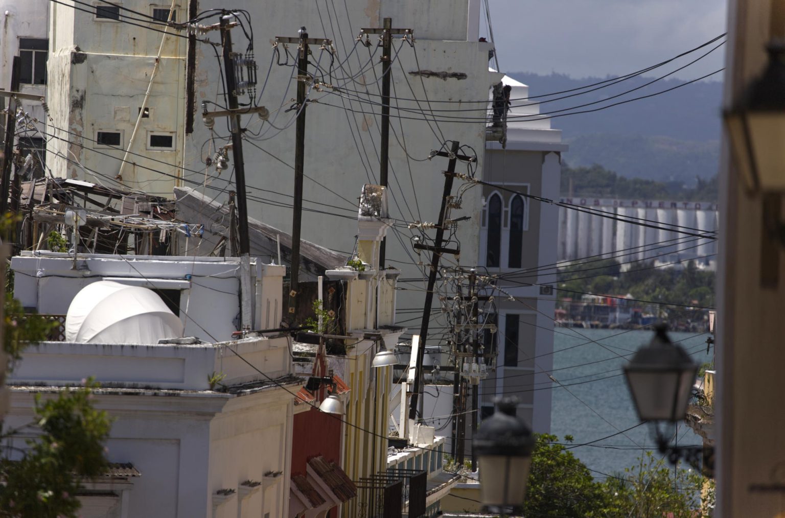 Fotografía de archivo donde se aprecia el estado del tendido eléctrico en una calle del Viejo San Juan, el casco histórico de San Juan de Puerto Rico. EFE/ Thais Llorca