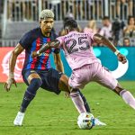 Un jugador del Inter Miami CF disputa un balón ante Ronald Araújo del FC Barcelona en un partido amistoso, en una fotografía de archivo. EFE/ Giorgio Viera