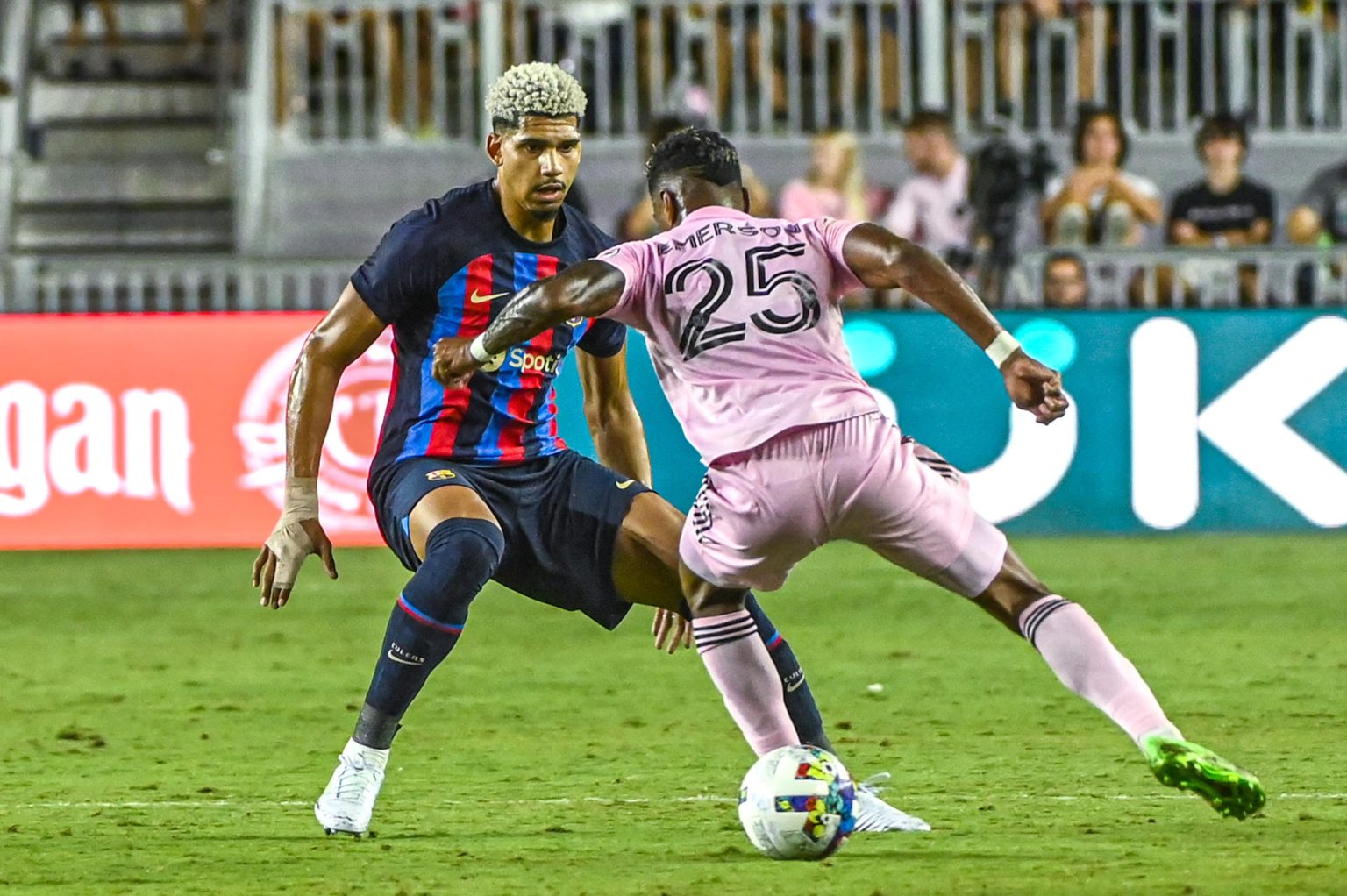 Un jugador del Inter Miami CF disputa un balón ante Ronald Araújo del FC Barcelona en un partido amistoso, en una fotografía de archivo. EFE/ Giorgio Viera