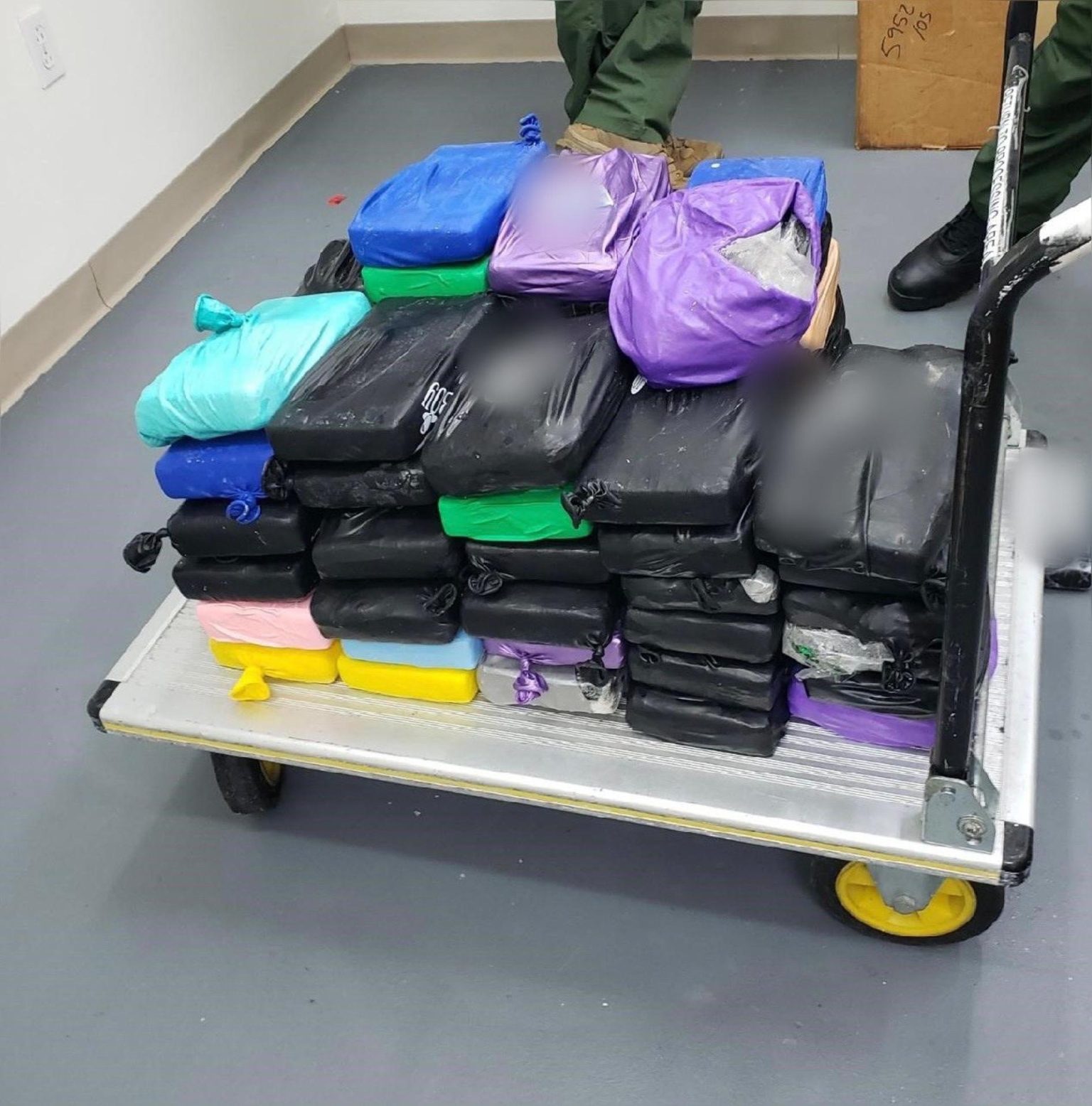 Fotografía cedida hoy por el jefe de la Patrulla Fronteriza del sector de Miami (USBP Chief MIP), Walter N. Slosar, que muestra un alijo de 167 libras (75,8 kilos) de cocaína hallado por agentes en un velero en Cayo Hueso, al sur de la Florida (EE.UU). EFE/USBP Chief MIP /SOLO USO EDITORIAL/NO VENTAS /SOLO DISPONIBLE PARA ILUSTRAR LA NOTICIA QUE ACOMPAÑA/CRÉDITO OBLIGATORIO