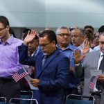 Casi diez mil personas se juramentaron como ciudadanos estadounidenses en una ceremonia de naturalizacion en el Centro de Convenciones en Los Angeles, CA. Imagen de archivo. EFE/Felipe Chacon