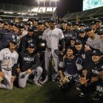 El lanzador abridor de los Yankees de Nueva York, Domingo Germán (C), posa con sus compañeros tras lanzar un juego perfecto. EFE/EPA/JOHN G. MABANGLO