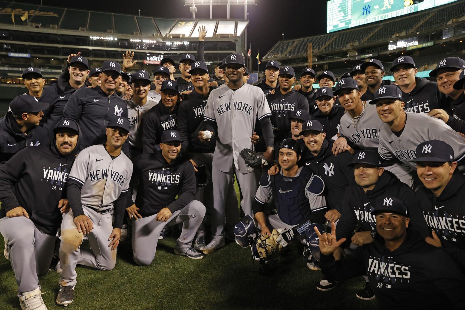 El lanzador abridor de los Yankees de Nueva York, Domingo Germán (C), posa con sus compañeros tras lanzar un juego perfecto. EFE/EPA/JOHN G. MABANGLO